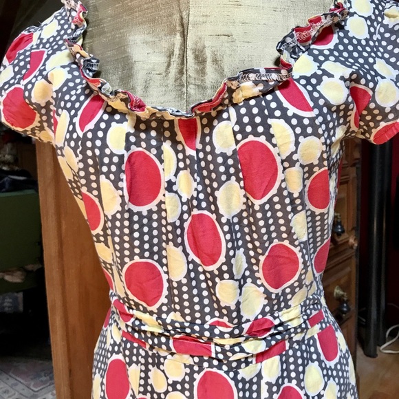 Vintage style ruffled hem dress with pockets.  S - Picture 2 of 4